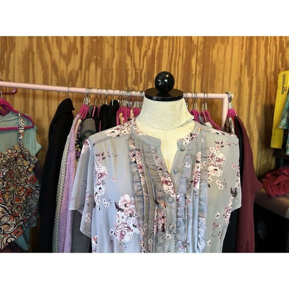 Torrid Top Plus Sz 1 (1X) Short Sleeve Button Down Semi-Sheer Gray Floral Ruffle - Picture 3 of 9